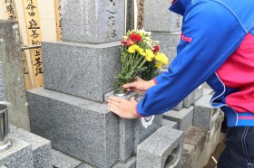 水の取替え、お花・お線香をお供え 水の取替え、お花・お線香をお供え